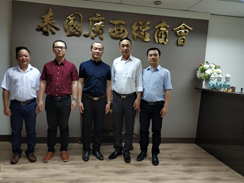 從左往右依次為國際部合伙人林健偉先生（左一），國際部總監(jiān)吳琪先生（左二），執(zhí)行董事粟宥朝先生（左三），商會主席李宇明（右二），國際部合伙人黃文超先生（右一）