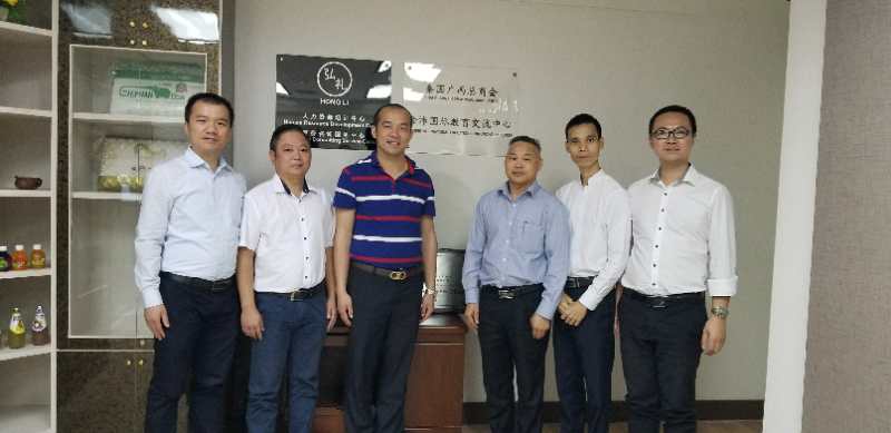 國際部合伙人黃文超（左一），林健偉（左二）國際部總監(jiān)吳琪（右一）執(zhí)行董事粟宥朝（左三），泰國廣西總商會副主席劉漢政（右二），泰國華人青年商會會長助理黃志乾(右三)