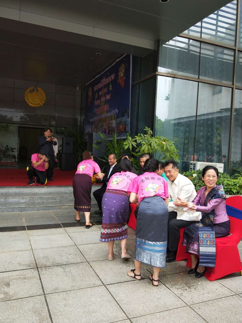 老撾駐廣西留學生代表將浸有花瓣的香水灑客人的手上，表示對嘉賓的美好祝福（圖二）