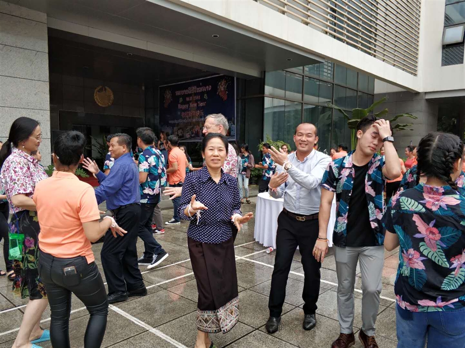 老撾駐南寧總領事萬?！ぞS麗雅彭女士與廣西金沛教育執(zhí)行董事粟宥朝先生一起在總領事館廣場載歌載舞
