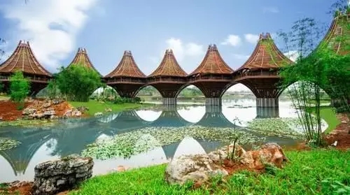 圖為中國(guó)-東盟友誼館。該建筑以廣西的風(fēng)雨橋?yàn)樵?，寓意“手拉手，心連心”。表達(dá)中國(guó)與東盟十國(guó)睦鄰友好、合作共贏之意。