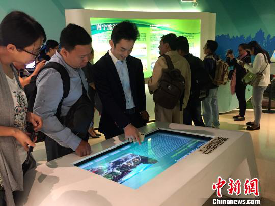 柬埔寨主流媒體采訪團參觀南寧市規(guī)劃館。