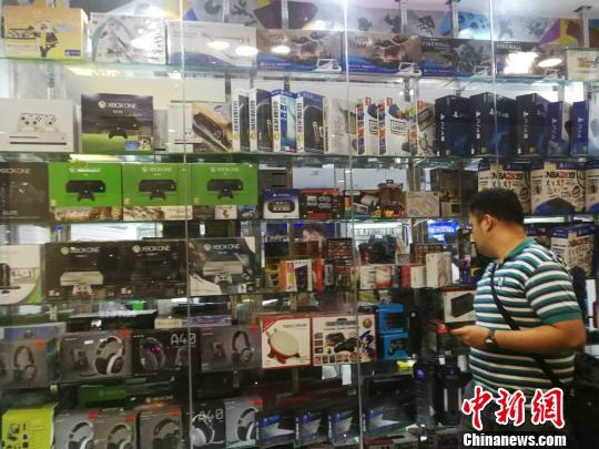 菲律賓統(tǒng)計(jì)局(Philippine Statistics Authority)5日發(fā)布10月份全國勞動力調(diào)查報(bào)告顯示，2018年10月就業(yè)不足率降至13.3%，而2017年10月為15.9%。圖為馬尼拉馬卡蒂一商場，貨品充足，青年人消費(fèi)暢旺。 關(guān)向東 攝