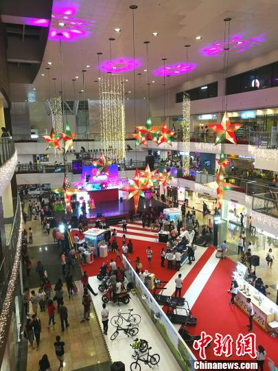 圖為馬尼拉馬卡蒂一商場，開始?xì)q末大促銷，青年人消費(fèi)暢旺。 關(guān)向東 攝