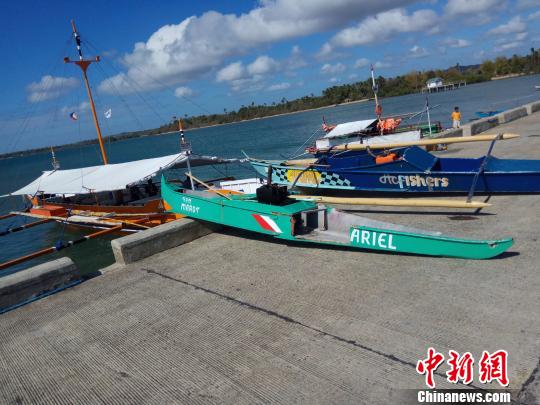 圖為被救助的菲律賓漁民的漁船。 中交公路規(guī)劃設(shè)計院有限公司 攝