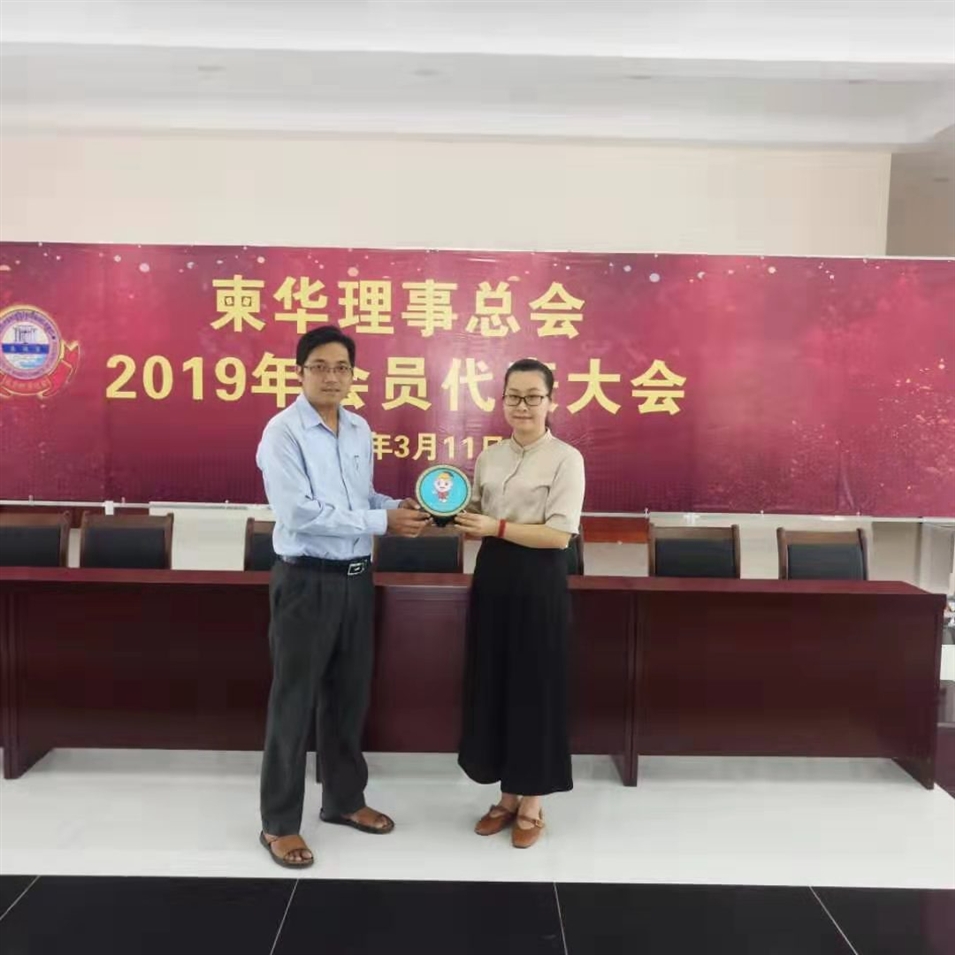 與柬華理事總會(huì)鐘耀輝秘書長合影，并交換了紀(jì)念品