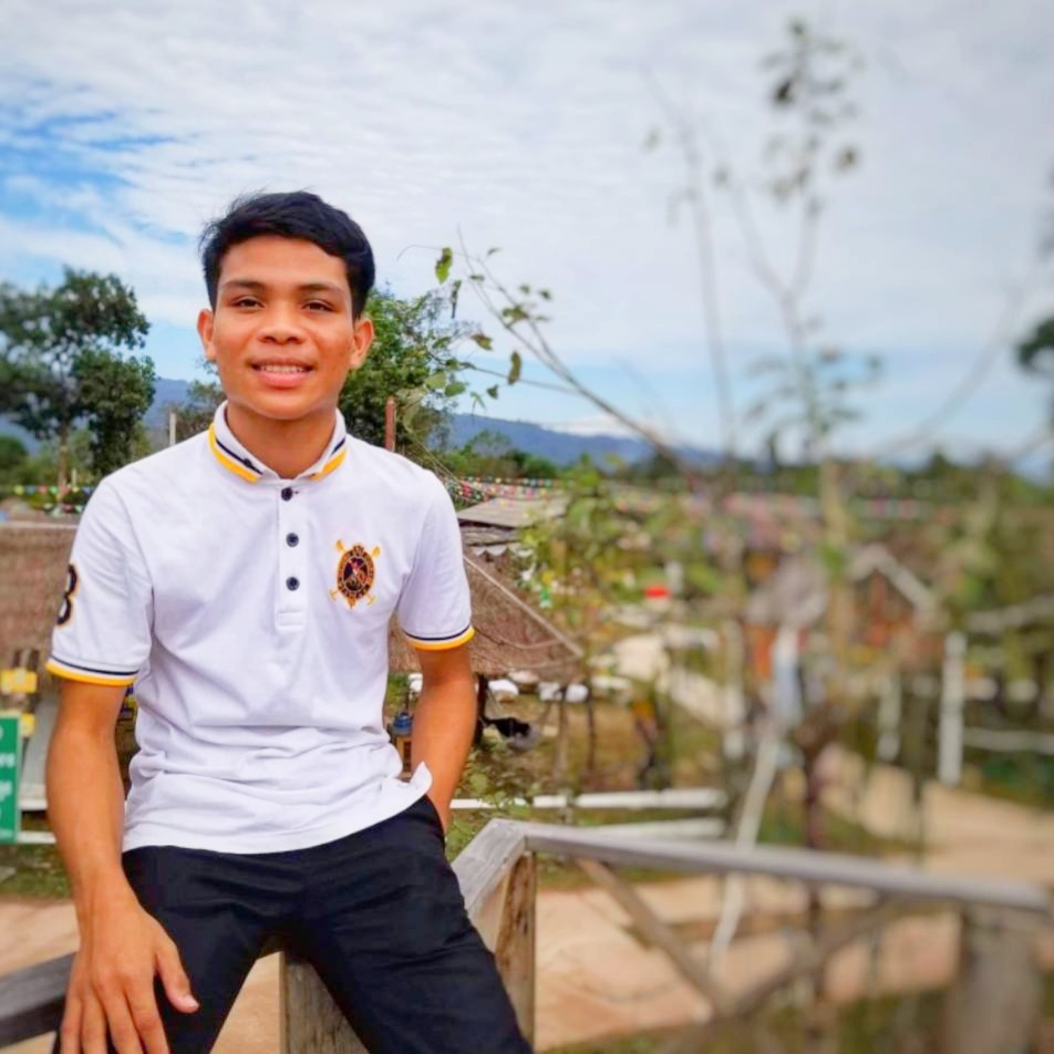 何冀南，柬埔寨人 老撾國立大學(xué)建筑學(xué)院城市規(guī)劃專業(yè)